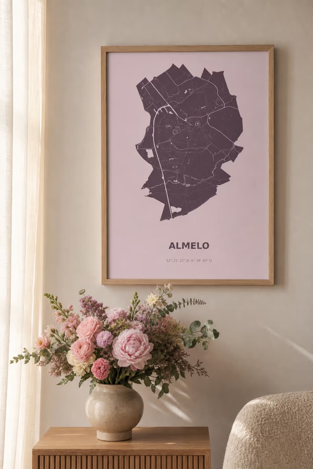 Almelo stadsposter boven een sidetable met een boeket