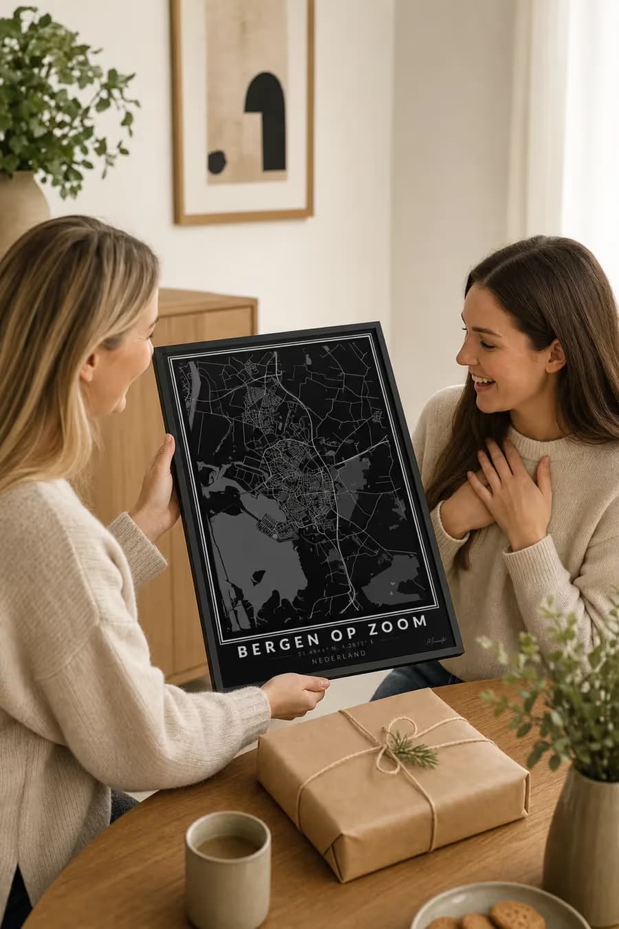 Twee vriendinnen met een zwarte stadsposter van Bergen op Zoom als cadeau