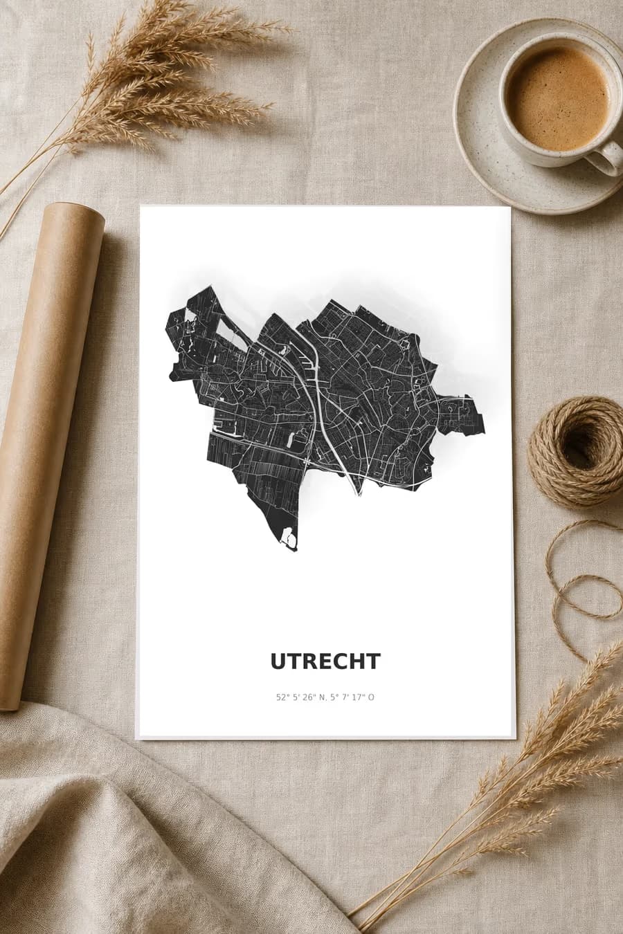 Utrecht stadsposter in zwart-wit, uitgestald op tafel